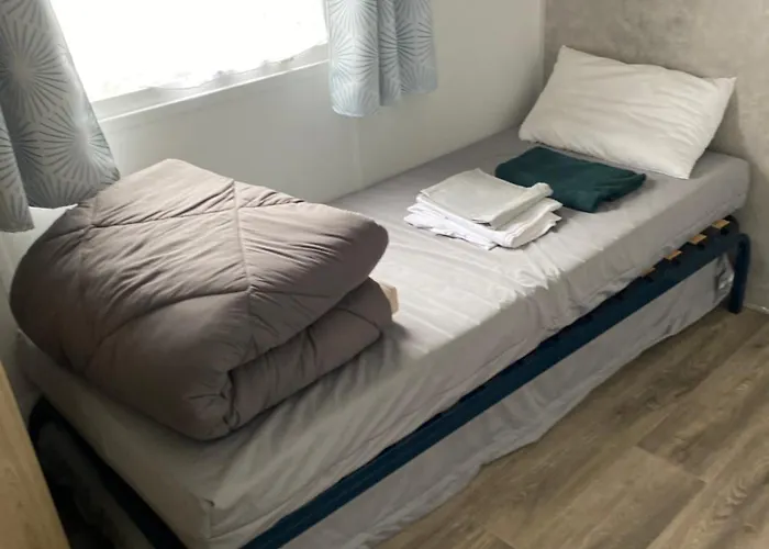 Envie d un break de paysages sauvages et de nature ce mobile home neuf tout confort climatise idealement situe au bord de l eau dans un camping 4 etoiles vous attend pour un week end quelques jours ou des vacances en famille