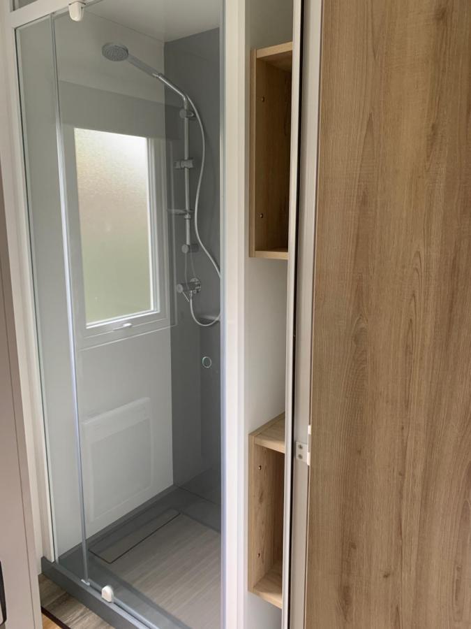 Camping Envie D Un Break De Paysages Sauvages Et De Nature Ce Mobile Neuf Confort Climatise Idealement Situe Au Bord De L Eau Dans Un 4 Etoiles Vous Attend Pour Un Week End Quelques Jours Ou Des En Famille Lège-Cap-Ferret
